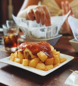 Patatas bravas met tomatensaus