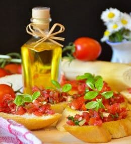 Heerlijke bruschetta met verse basilicum en tomaten