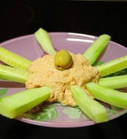 Verse humus met groenten voor de vegan borrelaars